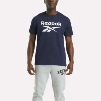 Camiseta de manga corta con cuello redondo y logo grande para hombre