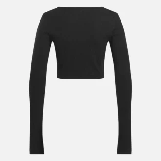 Camiseta de manga larga clásica imprescindible en el armario femenino
