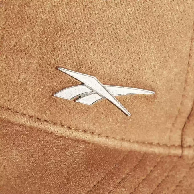 Gorra con insignia de ante Gorra con insignia de ante