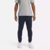 Pantalones de chándal de felpa con logotipo pequeño Reebok Identity para hombre Pantalones de chándal de felpa con logotipo pequeño Reebok Identity para hombre