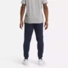 Pantalones de chándal de felpa con logotipo pequeño Reebok Identity para hombre Pantalones de chándal de felpa con logotipo pequeño Reebok Identity para hombre