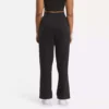 Pantalones de felpa clásicos imprescindibles para el armario femenino Pantalones de felpa clásicos imprescindibles para el armario femenino