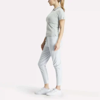 Polo de golf ajustado con cremallera y manga corta para mujer